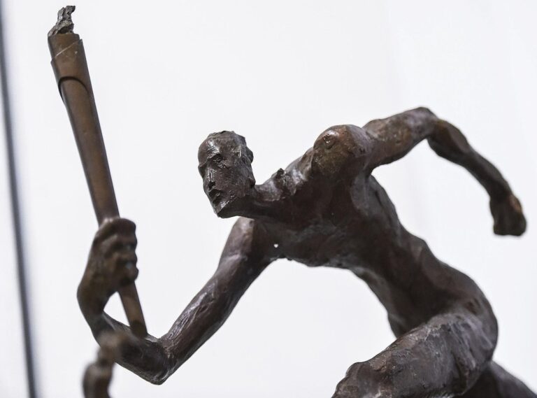 dextrose sa kamay ng babae